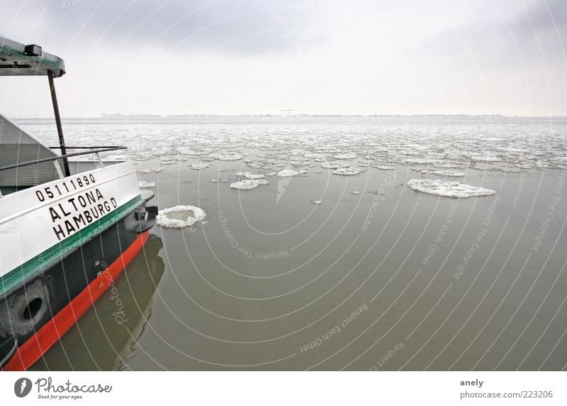 Altona on Ice Wasser Winter Eis Frost Schnee Fluss Elbe Hamburg Schifffahrt Binnenschifffahrt Fähre Gelassenheit ruhig Zufriedenheit Einsamkeit Frieden Horizont