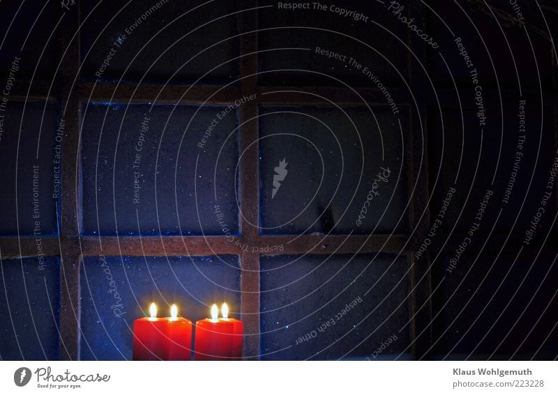 4 rote Kerzen brennen vor einem rostigen, vereisten Sprossenfenster harmonisch Winter Eis Frost Schnee Wärme Fenster Glas Metall Freundlichkeit braun silber