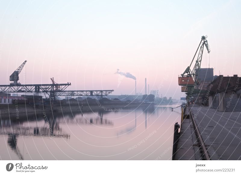 Pastellfarbene Abendstimmung am Hafenbecken mit Lastkränen Rheinhafen Himmel Wolkenloser Himmel Flussufer alt blau grau rosa rot ruhig Pause Karlsruhe Hafenkran