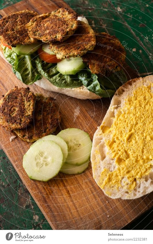 Falaffelburger Lebensmittel Gemüse Brötchen Hamburger Gurkenscheibe Tomate Salatblatt Ernährung Essen Mittagessen Picknick Bioprodukte Vegetarische Ernährung