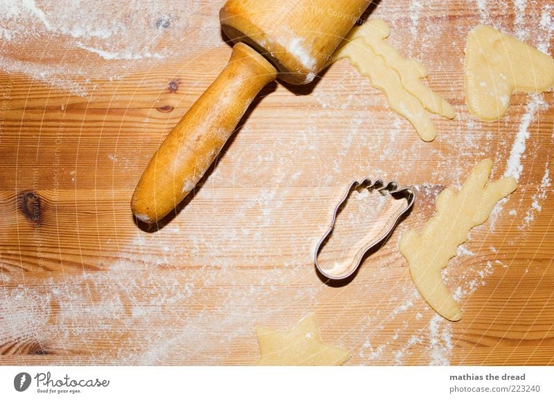 WEIHNACHTSBÄCKEREI Lebensmittel Teigwaren Backwaren Kuchen Süßwaren Ernährung Duft genießen Plätzchen Weihnachtsgebäck Mehl Nudelholz ausrollen stechen Fuß