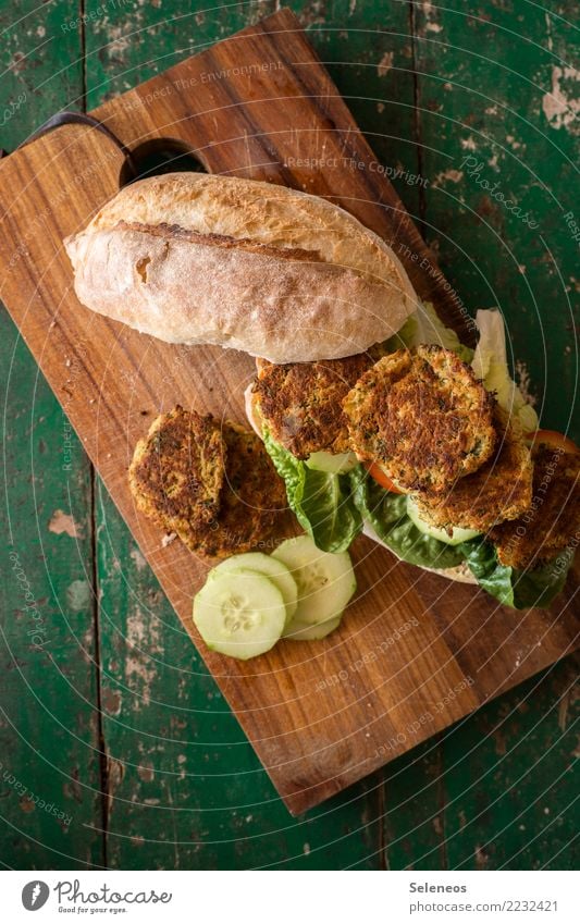 noch einmal schnell stärken Lebensmittel Gemüse Salat Salatbeilage Brötchen Gurke Salatblatt Falafel Ernährung Essen Bioprodukte Vegetarische Ernährung Diät