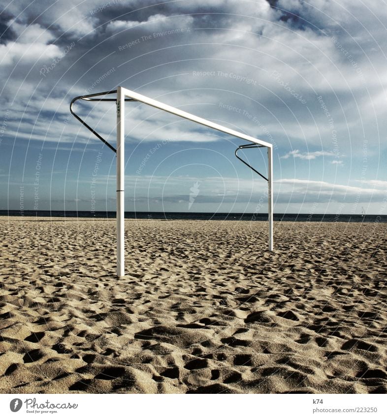 gol Tor Fußball Fußballplatz Sand Luft Wasser Himmel Wolken Horizont Sonnenlicht Küste Meer Strand stehen ruhig Erholung Farbfoto Außenaufnahme Tag