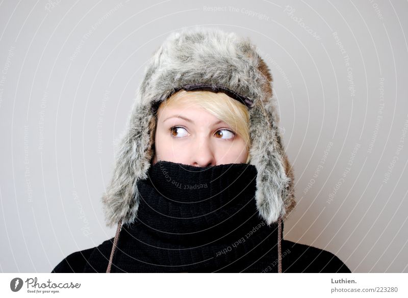 brrr.... Mensch Junge Frau Jugendliche Erwachsene Kopf 1 Schal Mütze beobachten frieren blond kalt kuschlig grau schwarz Fellmütze Winter Farbfoto Innenaufnahme