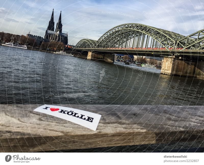 Köln Stadt Stadtzentrum Altstadt Skyline Haus Kirche Dom Brücke Sehenswürdigkeit Wahrzeichen Denkmal Binnenschifffahrt Häusliches Leben trendy historisch schön