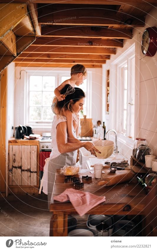 Mutter- und Kleinkindsohn, der zusammen in der Küche backt Schalen & Schüsseln Lifestyle Freude Glück Freizeit & Hobby Haus Kindererziehung Mensch Junge