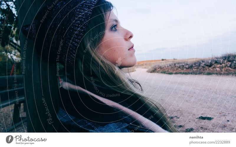 Profil einer jungen Frau, die weg schaut Lifestyle Stil Mensch feminin Junge Frau Jugendliche 1 18-30 Jahre Erwachsene Landschaft Himmel Park Feld Jacke Hut