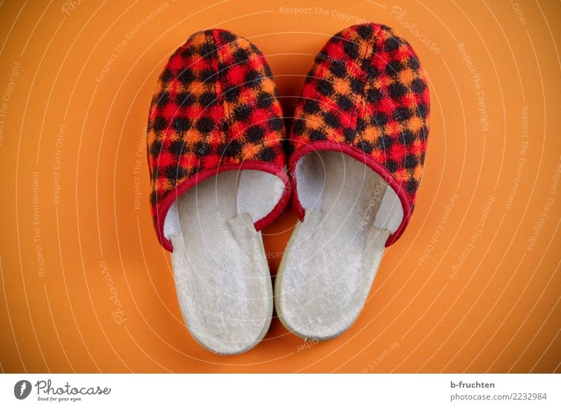 Anziehend Schuhe Hausschuhe alt retro orange rot paarweise Häusliches Leben penibel Farbfoto Nahaufnahme Menschenleer Blick nach unten