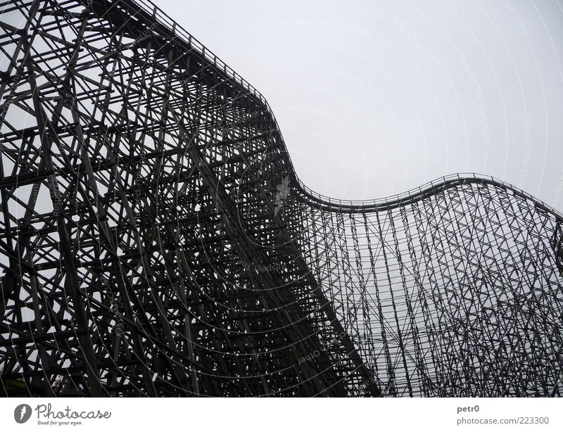 Rollercoaster Entertainment Jahrmarkt Bauwerk Architektur Erholung fahren fallen fliegen ästhetisch außergewöhnlich elegant gigantisch groß Geschwindigkeit