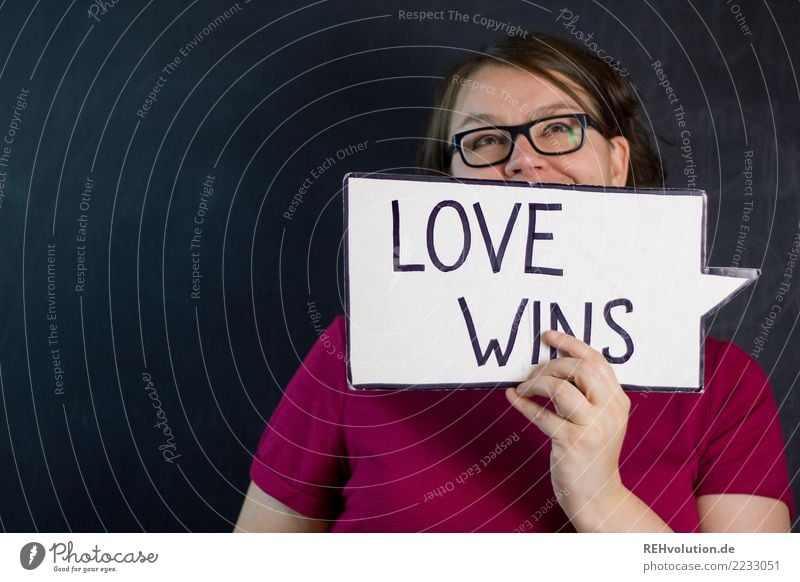 Love wins Mensch feminin Frau Erwachsene Kopf 1 30-45 Jahre T-Shirt Brille brünett langhaarig Schriftzeichen Schilder & Markierungen Hinweisschild Warnschild