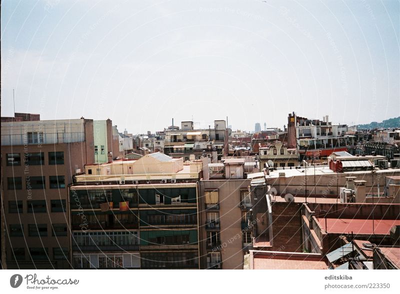 Häuser Skyline Haus Rathaus Gebäude Architektur Balkon Terrasse Fenster Dach bauen mehrfarbig Kultur Barcelona Blick Farbfoto Menschenleer Tag Licht High Key