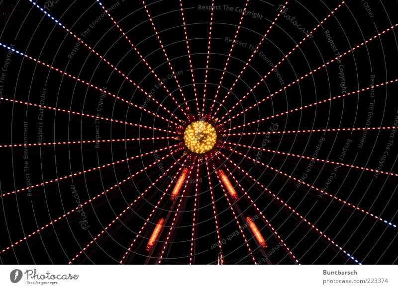 starlight Riesenrad Fahrgeschäfte Karussell drehen hell blau gelb gold rot Vorfreude Bewegung Genauigkeit Präzision Symmetrie leuchten glänzend Farbfoto