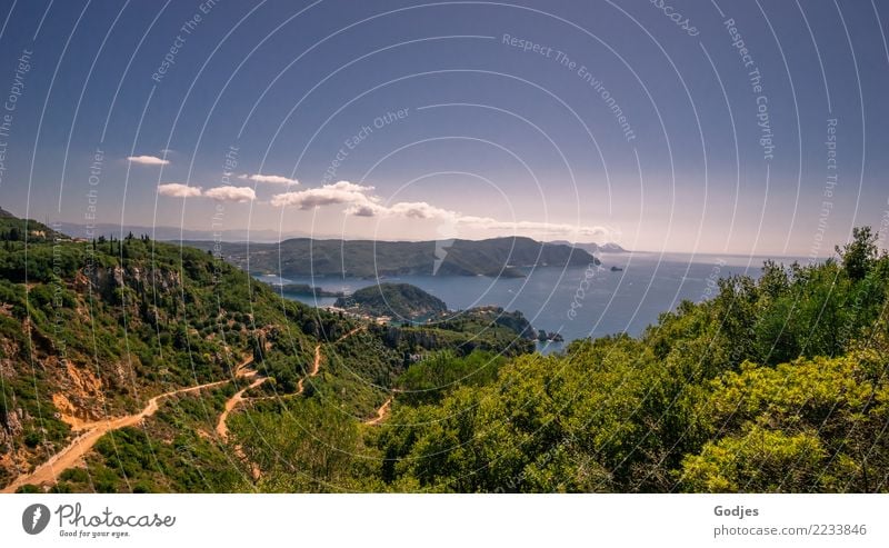 Blick von Angelokastro, Paleokastritsa auf Serpentinen und das Mittelmeer Landschaft Wasser Himmel Wolken Horizont Sommer Schönes Wetter Baum Sträucher Hügel