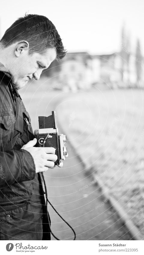 Motivsuche maskulin Mann Erwachsene Kopf Hand 1 Mensch beobachten Fotografieren Sucher Mittelformat historisch alt analog Kinnbart Jacke kalt Fußweg