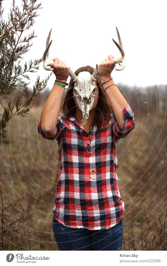 Die Bock Arme 1 Mensch Natur schlechtes Wetter träumen Wildtier Totes Tier Tiergesicht Skelett Zeichen frieren Blick bedrohlich gruselig trendy kalt rebellisch