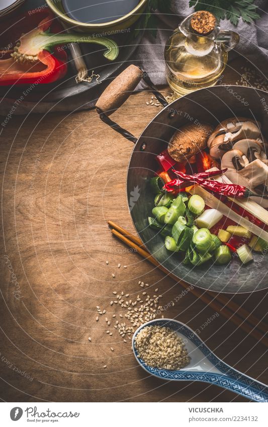 Wok Topf mit vegetarischen Zutaten. Asiatische Küche Lebensmittel Gemüse Kräuter & Gewürze Öl Ernährung Mittagessen Abendessen Büffet Brunch