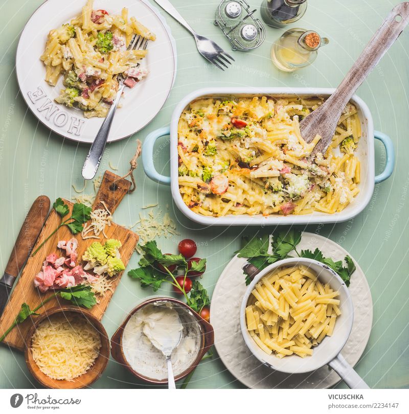 Mittageesn mit Nudelauflauf mit Romanesco Kohl und Schinken Lebensmittel Gemüse Kräuter & Gewürze Ernährung Mittagessen Abendessen Bioprodukte Teller