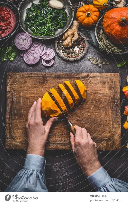 Weibliche Hände schneiden Kürbis Lebensmittel Gemüse Suppe Eintopf Kräuter & Gewürze Ernährung Bioprodukte Vegetarische Ernährung Diät Geschirr Messer Stil