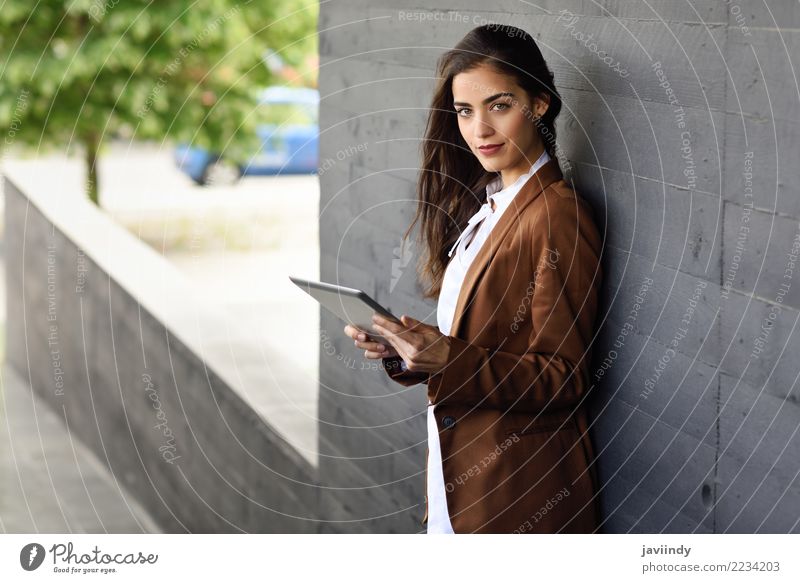 Junge Geschäftsfrau mit Tablet-Computer steht vor einem Bürogebäude schön Haare & Frisuren Arbeitsplatz Business Karriere Mensch feminin Junge Frau Jugendliche