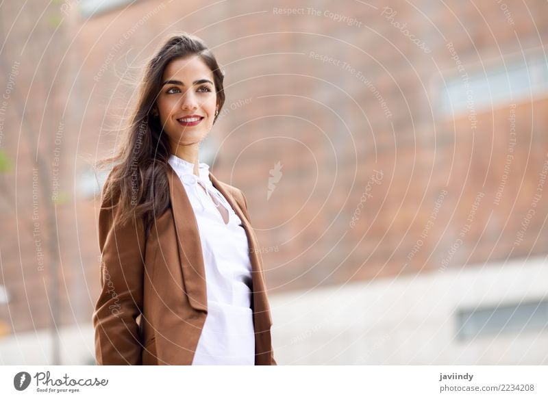 Junge Frau mit dem netten Haar, das außerhalb des Bürogebäudes steht. Glück schön Haare & Frisuren Arbeitsplatz Business Mensch feminin Jugendliche Erwachsene 1