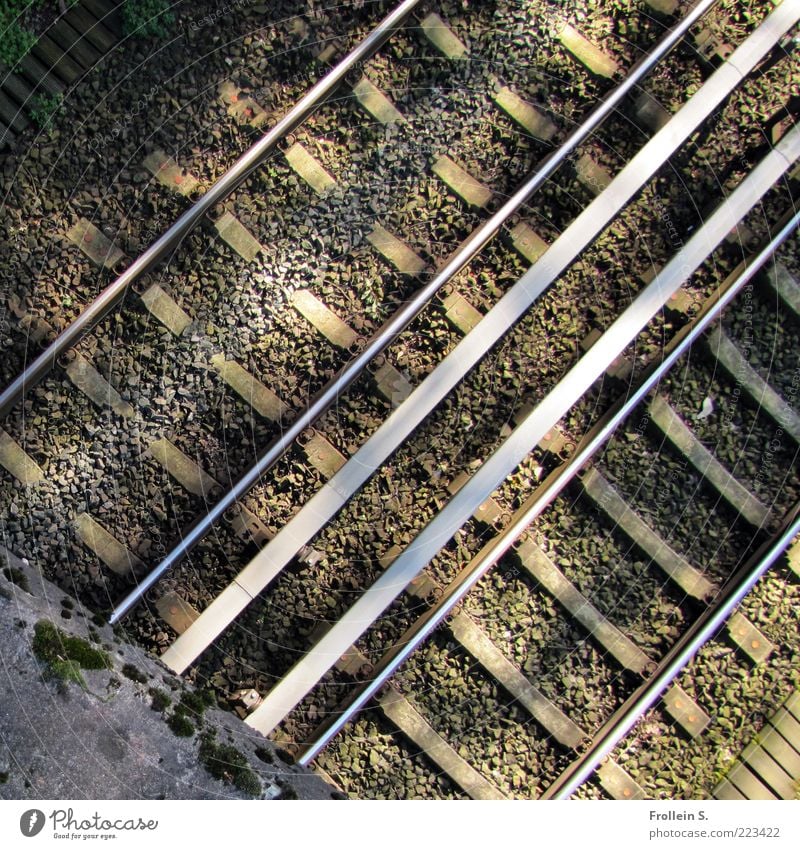 zurücktreten bitte! Brücke Gleise Sand Beton Metall diagonal Linie Farbfoto Außenaufnahme Schatten Vogelperspektive Menschenleer Kabel parallel Tag