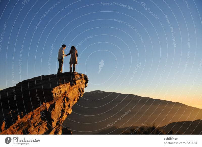 Liebe, tiefgründig Mensch Paar Partner 2 Natur Urelemente Himmel Wolkenloser Himmel Schönes Wetter Felsen Berge u. Gebirge entdecken stehen Tapferkeit Mut