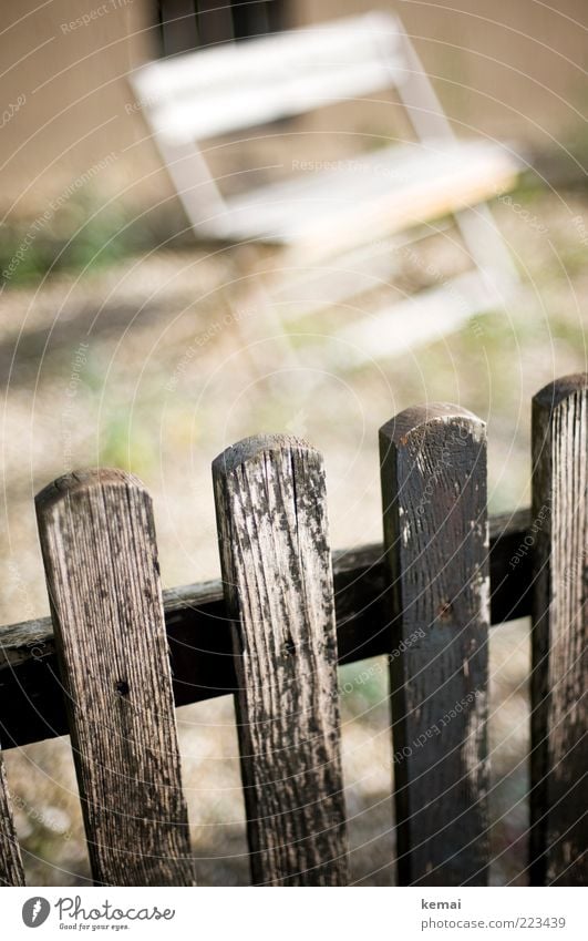 Übern Zaun schauen Freizeit & Hobby Bank Terrasse Zaunpfahl Holzbrett Lattenzaun Holzzaun alt authentisch hell weiß verwittert abblättern gemütlich Gartenmöbel