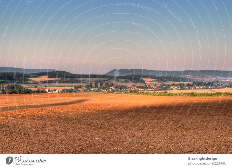 Blick auf die Hainleite Natur Landschaft Erde Luft Himmel Wolkenloser Himmel Horizont Herbst Schönes Wetter Feld Hügel Dorf Kleinstadt blau braun Farbfoto