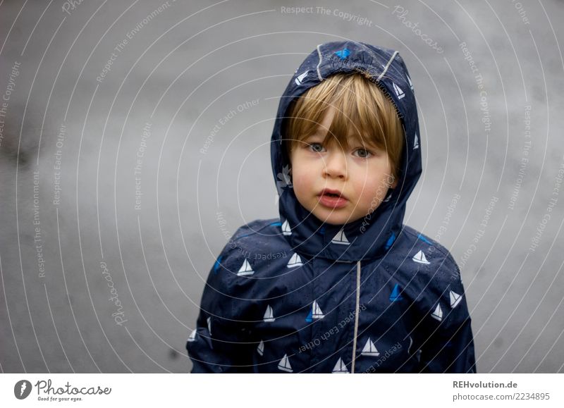 sauwetter Mensch Kind Kleinkind Junge Kindheit Kopf Gesicht 1 3-8 Jahre Umwelt Natur Herbst Wetter schlechtes Wetter Regen Stadt Straße stehen authentisch kalt