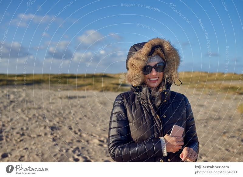 Modische Frau, die auf einem Strand bei Sonnenuntergang steht Lifestyle Glück Ferien & Urlaub & Reisen Abenteuer Freiheit Meer Erwachsene Natur Landschaft