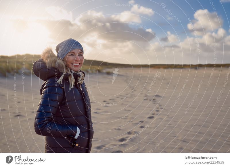 Modische Frau, die auf einem Strand bei Sonnenuntergang steht Lifestyle Glück Gesicht Ferien & Urlaub & Reisen Abenteuer Freiheit Meer Erwachsene 1 Mensch