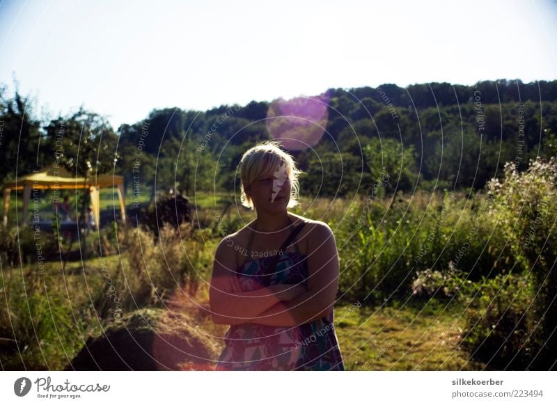 letztes Jahr im Sommer Garten Mensch feminin Junge Frau Jugendliche Leben 1 18-30 Jahre Erwachsene Natur Sonne Sonnenlicht Schönes Wetter Baum Gras Sträucher