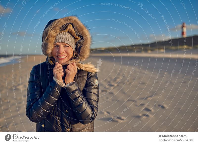 Schönheit, die einen wasserdichten Wintermantel trägt Glück schön Gesicht Freizeit & Hobby Ferien & Urlaub & Reisen Abenteuer Strand Frau Erwachsene Sand Herbst