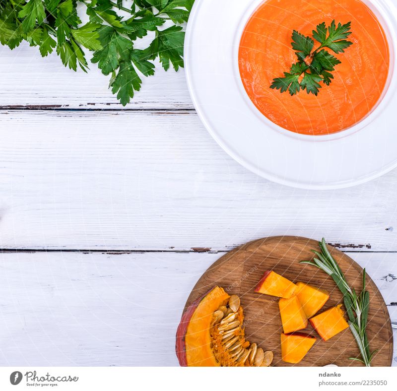 Kürbissuppe in einer weißen Platte Gemüse Suppe Eintopf Kräuter & Gewürze Ernährung Essen Mittagessen Abendessen Vegetarische Ernährung Diät Teller Tisch Küche