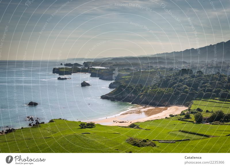 Aussicht auf die Bucht von Toranda Sommerurlaub wandern Landschaft Himmel Baum Gras Wiese Wald Hügel Küste Strand beobachten glänzend authentisch maritim blau