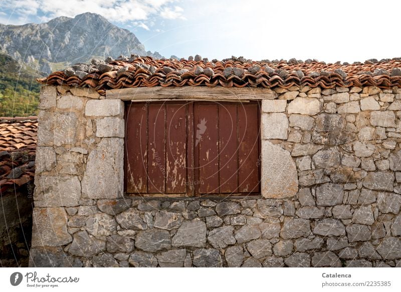 Geschlossene Fensterläden eines Steinhauses in den Bergen Berge u. Gebirge wandern Haus Landschaft Sommer Gipfel Dorf Mauer Wand Dach Dachziegel Fensterladen