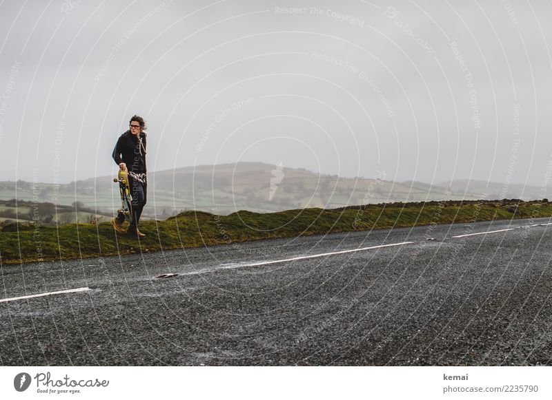 Am Wegesrand. Lifestyle sportlich Freizeit & Hobby Ausflug Abenteuer Freiheit Skateboarding Mensch feminin Erwachsene Leben 1 30-45 Jahre Natur Landschaft