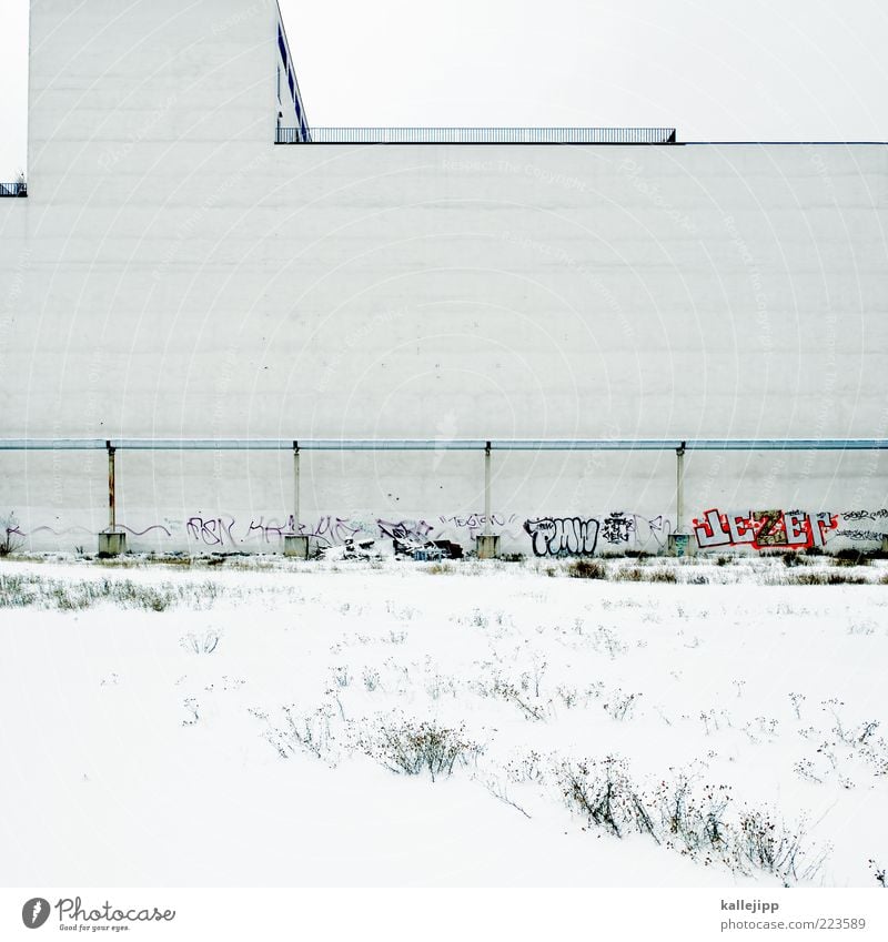 ende im gelände Haus Mauer Wand weiß Baugrundstück Potsdamer Platz Winter Sträucher Graffiti Pipeline Geländer Linie Farbfoto Gedeckte Farben Menschenleer