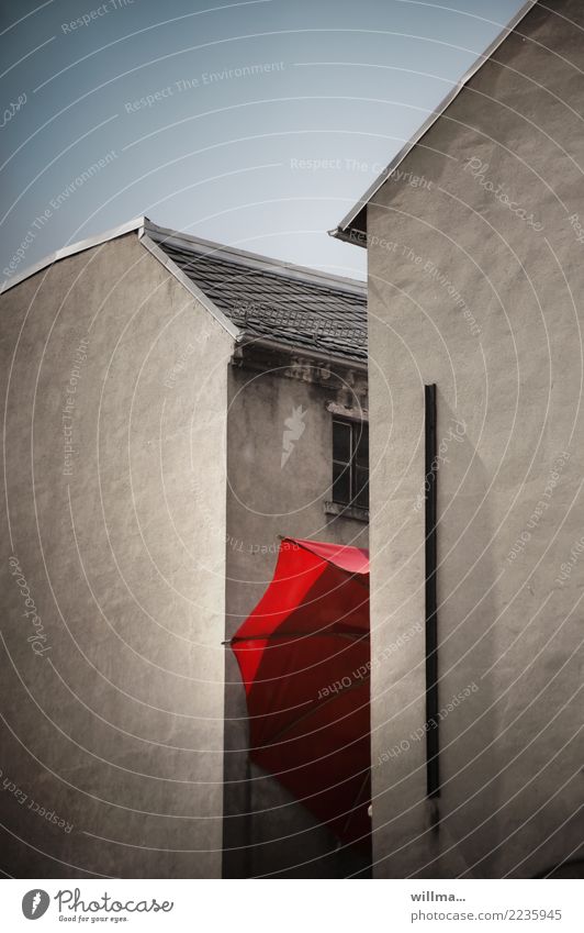 im schwitzkasten Chemnitz Gebäude Haus Altbau Innenhof Hinterhof Giebelseite Regenschirm Stadt rot einklemmen gefangen Farbfoto Außenaufnahme Menschenleer