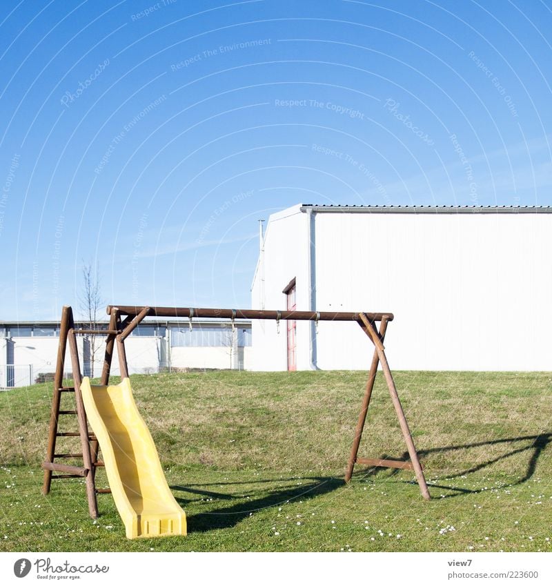 Einzelkind. Umwelt Landschaft Schönes Wetter Garten Haus Industrieanlage Mauer Wand Fassade Zeichen authentisch dünn einfach Fröhlichkeit Billig kalt modern