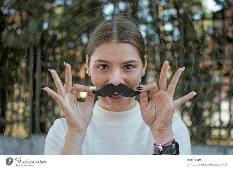 Verrückte junge Frau Lifestyle Freude schön Gesicht Karneval Mensch feminin androgyn Junge Frau Jugendliche Bart Oberlippenbart genießen Lächeln lachen Liebe