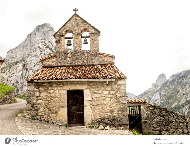 Bergkappellchen Ausflug Berge u. Gebirge wandern Felsen Gipfel Kirche Kapelle Straße Kirchglocken Glockenturm Kreuz Stein Holz Metall klein schön braun grün