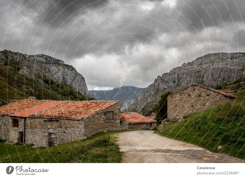 Majadas Berge u. Gebirge wandern Umwelt Landschaft Erde Wolken Sommer schlechtes Wetter Gras Sträucher Natinalpark Picos de Europa Dorf Menschenleer Hütte Stall