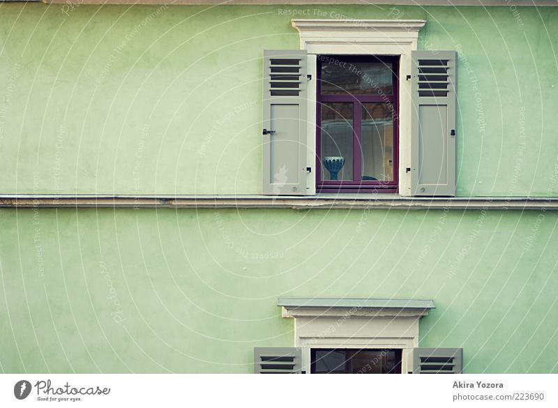 Das Fenster gegenüber Haus Einfamilienhaus Gebäude Architektur Mauer Wand Fassade Fensterladen Beton Holz Glas Metall stehen Häusliches Leben eckig braun grau