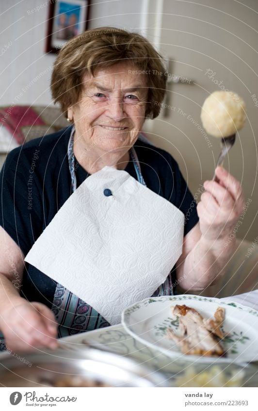 Omas Knödel sind die Besten! Lebensmittel Fleisch Ernährung Essen Mittagessen Wohnung Wohnzimmer Feste & Feiern Muttertag Mensch Frau Erwachsene