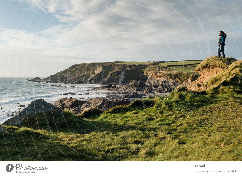 Frau steht an der Küste am Meer in England Lifestyle harmonisch Wohlgefühl Zufriedenheit Sinnesorgane Erholung ruhig Freizeit & Hobby Ferien & Urlaub & Reisen