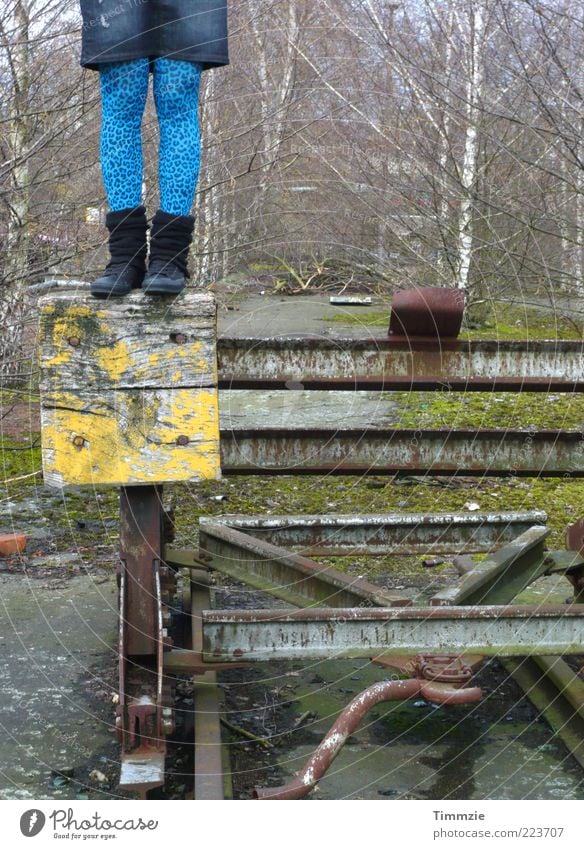 kopflos Stil Junge Frau Jugendliche Beine 1 Mensch 18-30 Jahre Erwachsene Industrieanlage Fabrik Rock Strumpfhose Accessoire stehen ästhetisch frech heiß trendy