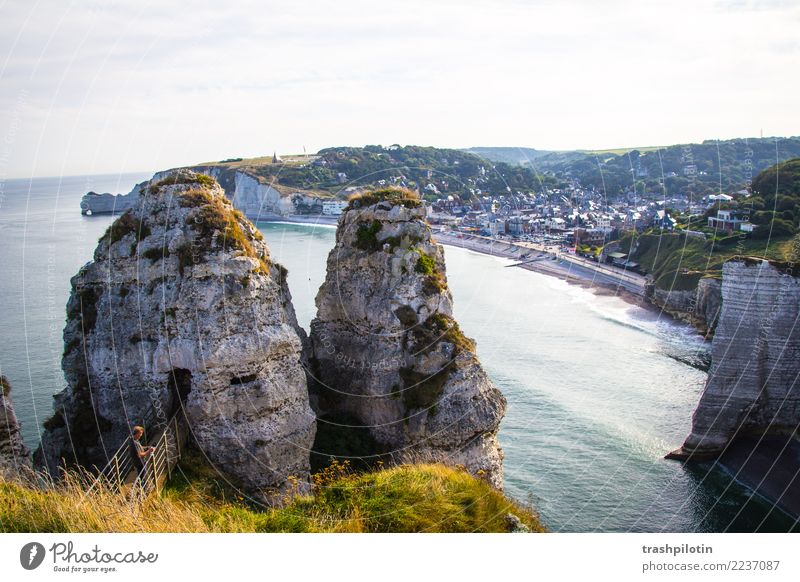 Etretat Natur Landschaft Wasser Himmel Wolkenloser Himmel Sommer Schönes Wetter Wellen Küste Bucht Nordsee Étretat Frankreich Europa Kleinstadt