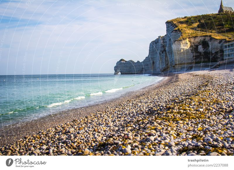 Etretat Natur Landschaft Luft Wasser Wolkenloser Himmel Herbst Schönes Wetter Wellen Küste Strand Bucht Nordsee Meer Étretat Frankreich Europa Kleinstadt