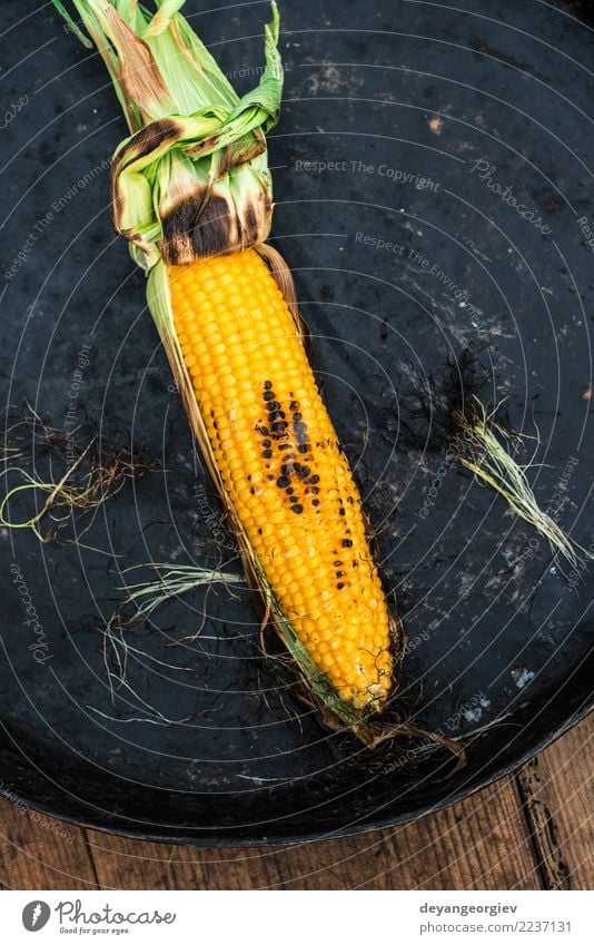 Gerösteter Mais auf dem Grill Gemüse Ernährung Vegetarische Ernährung Sommer frisch heiß lecker gelb gold grillen gebraten Grillrost Lebensmittel Kolben